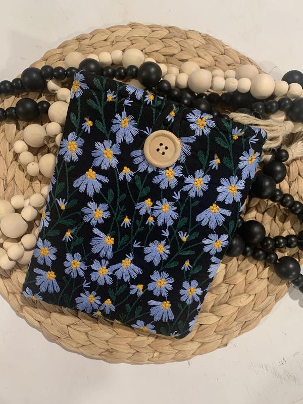 Blue and Black Daisy Kindle Sleeve, Padded kindle paperwhite sleeve, embroidered kindle case, padded ereader sleeve, tablet sleeve, kobo sleeve, booktok, book accessories, book gifts, reader gifts.