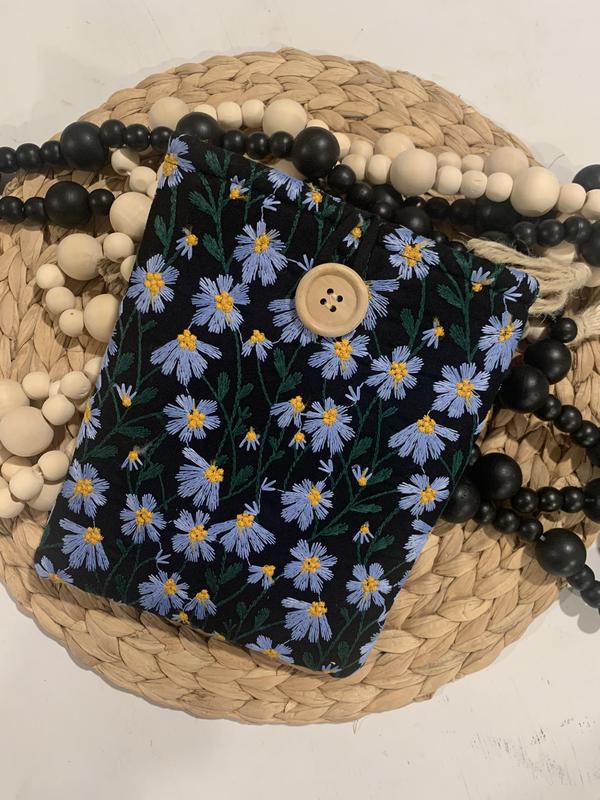 Blue and Black Daisy Kindle Sleeve, Padded kindle paperwhite sleeve, embroidered kindle case, padded ereader sleeve, tablet sleeve, kobo sleeve, booktok, book accessories, book gifts, reader gifts.